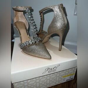 Badgley Mischka Meena Size 8 (Gold)